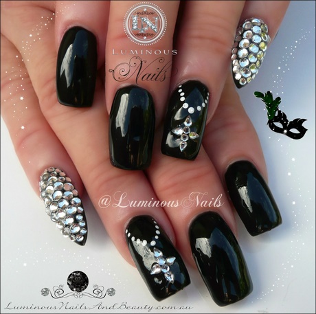 nail-designs-in-black-and-silver-80_13 Modele de unghii în negru și argintiu