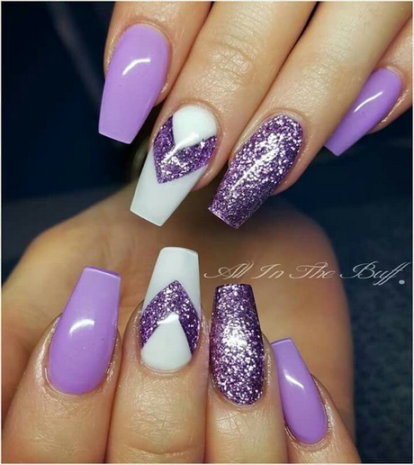Modele de unghii violet și alb