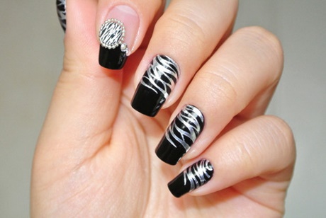 simple-black-and-silver-nail-designs-92_18 Modele simple de unghii negre și argintii