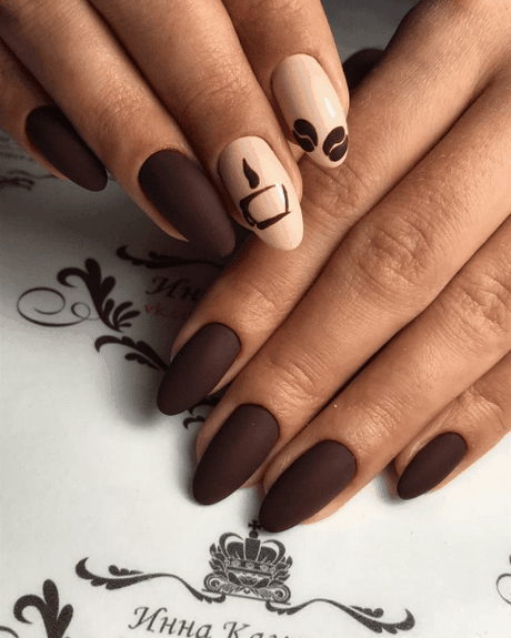 black-and-beige-nail-designs-73 Modele de unghii negre și bej