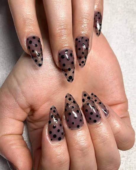 black-and-white-polka-dot-nail-designs-24_7 Modele de unghii cu buline alb-negru