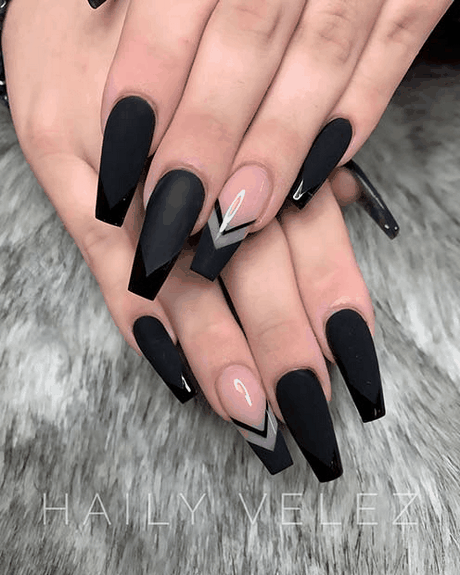 black-matte-nails-stiletto-68 Negru mat unghii stilet