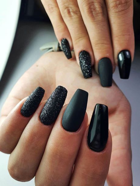 black-nails-with-glitter-accent-nail-46_3 Unghii negre cu unghii accent sclipici