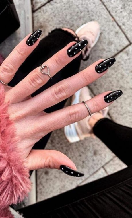 black-nails-with-polka-dots-64_5 Unghii negre cu buline