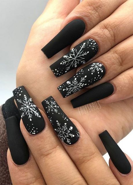 black-nails-with-white-snowflakes-17 Unghii negre cu fulgi de zăpadă albi