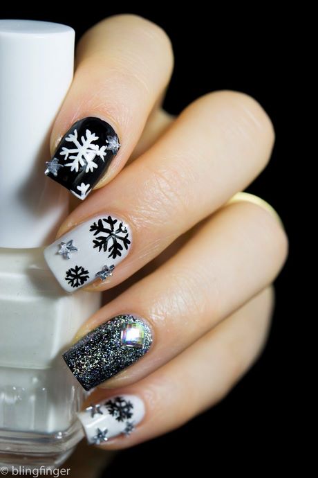 black-nails-with-white-snowflakes-17_18 Unghii negre cu fulgi de zăpadă albi