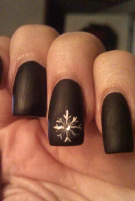 black-nails-with-white-snowflakes-17_3 Unghii negre cu fulgi de zăpadă albi