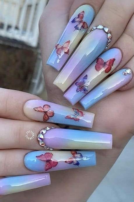 Fluture 3D nail art design