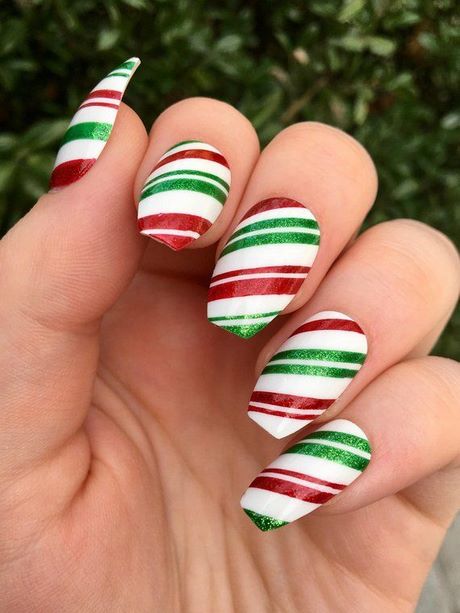 candy-cane-design-on-nails-29_10 Design de trestie de bomboane pe unghii