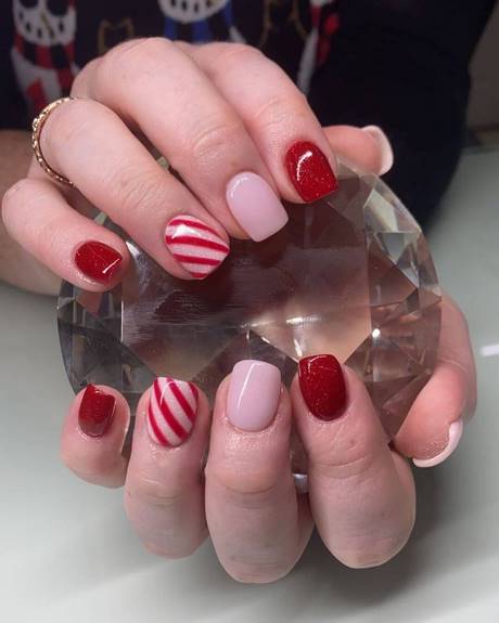 candy-cane-design-on-nails-29_6 Design de trestie de bomboane pe unghii