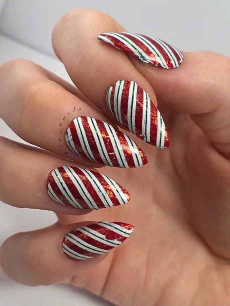 candy-cane-design-on-nails-29_7 Design de trestie de bomboane pe unghii