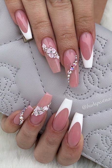 french-nails-with-rhinestones-on-one-finger-92 Unghiile franceze cu pietre pe un deget