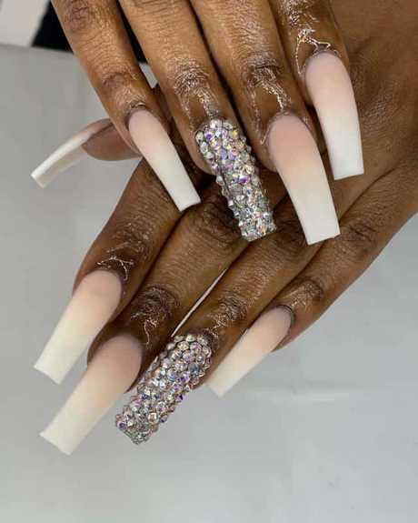 french-nails-with-rhinestones-on-one-finger-92_12 Unghiile franceze cu pietre pe un deget