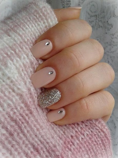 french-nails-with-rhinestones-on-one-finger-92_13 Unghiile franceze cu pietre pe un deget