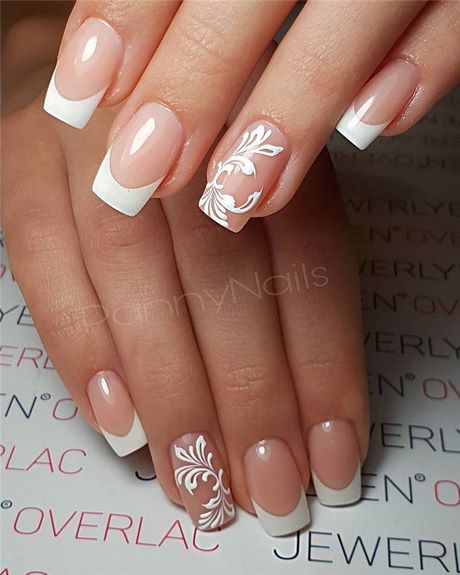french-nails-with-rhinestones-on-one-finger-92_17 Unghiile franceze cu pietre pe un deget