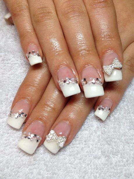 french-nails-with-rhinestones-on-one-finger-92_4 Unghiile franceze cu pietre pe un deget