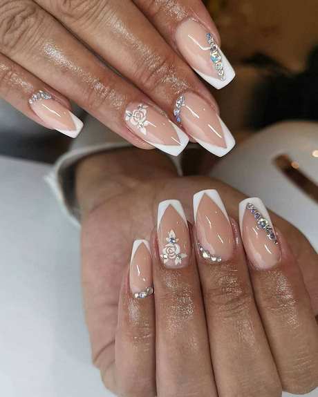 french-nails-with-rhinestones-on-one-finger-92_5 Unghiile franceze cu pietre pe un deget