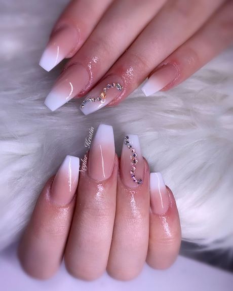 french-nails-with-rhinestones-on-one-finger-92_7 Unghiile franceze cu pietre pe un deget
