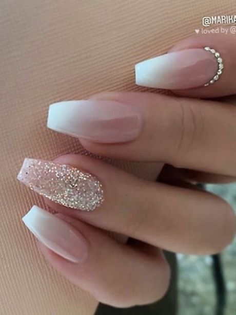 french-nails-with-rhinestones-on-one-finger-92_9 Unghiile franceze cu pietre pe un deget