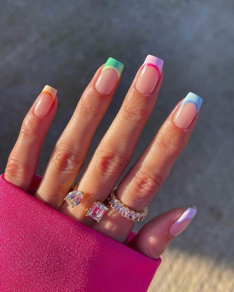 french-tip-nails-with-design-on-ring-finger-15_10 Unghii cu vârf francez cu design pe degetul inelar