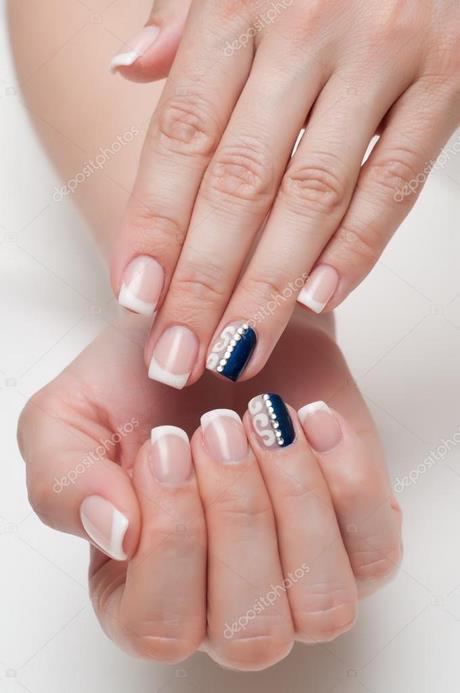 french-tip-nails-with-design-on-ring-finger-15_11 Unghii cu vârf francez cu design pe degetul inelar