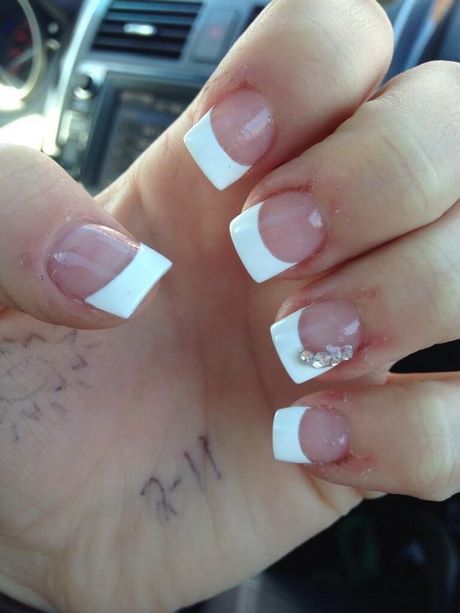 french-tip-nails-with-rhinestones-on-ring-finger-40_13 Franceză sfat cuie cu pietre pe degetul inelar
