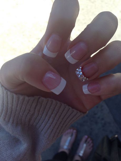 french-tip-nails-with-rhinestones-on-ring-finger-40_15 Franceză sfat cuie cu pietre pe degetul inelar