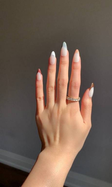 french-tip-nails-with-rhinestones-on-ring-finger-40_16 Franceză sfat cuie cu pietre pe degetul inelar