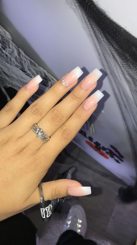 french-tip-nails-with-rhinestones-on-ring-finger-40_5 Franceză sfat cuie cu pietre pe degetul inelar