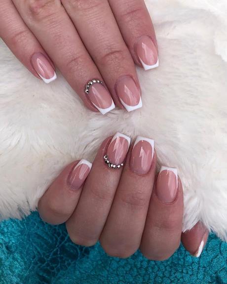french-tip-nails-with-rhinestones-on-ring-finger-40_6 Franceză sfat cuie cu pietre pe degetul inelar
