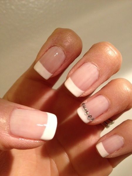 french-tip-nails-with-rhinestones-on-ring-finger-40_9 Franceză sfat cuie cu pietre pe degetul inelar