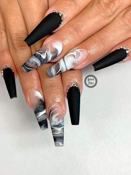 matte-black-with-marble-nails-03 Negru mat cu unghii de marmură