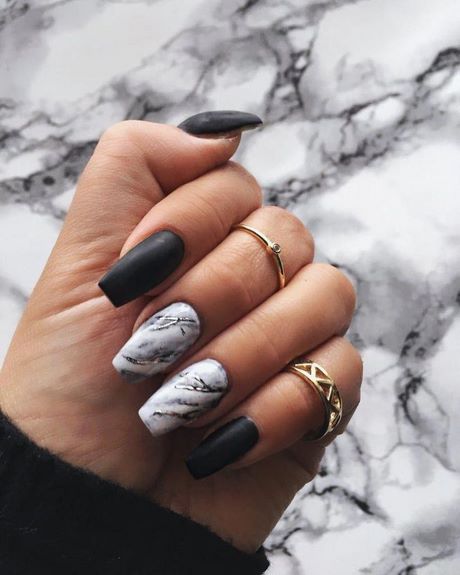 matte-black-with-marble-nails-03_11 Negru mat cu unghii de marmură