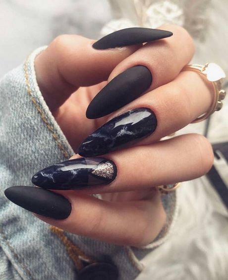 matte-black-with-marble-nails-03_13 Negru mat cu unghii de marmură