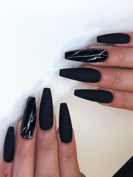 matte-black-with-marble-nails-03_18 Negru mat cu unghii de marmură