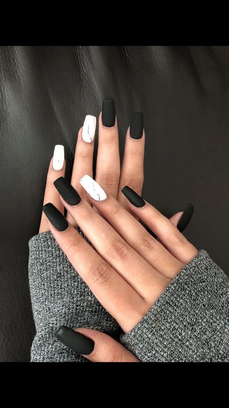 matte-black-with-marble-nails-03_3 Negru mat cu unghii de marmură