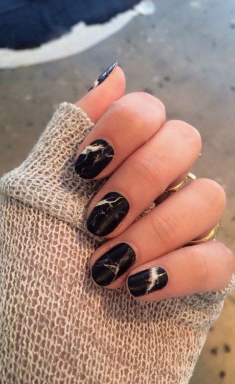 matte-black-with-marble-nails-03_4 Negru mat cu unghii de marmură
