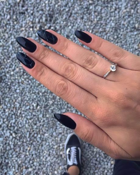 matte-black-with-marble-nails-03_7 Negru mat cu unghii de marmură
