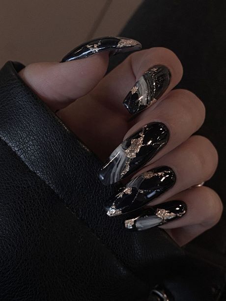 matte-black-with-marble-nails-03_8 Negru mat cu unghii de marmură