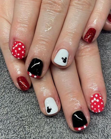 mickey-mouse-design-on-nails-25 Mickey mouse design pe unghii