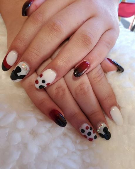 mickey-mouse-design-on-nails-25_3 Mickey mouse design pe unghii