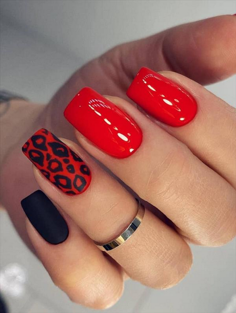 red-nails-black-design-02 Unghii roșii Design negru