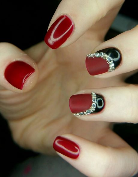 red-nails-black-design-02_2 Unghii roșii Design negru