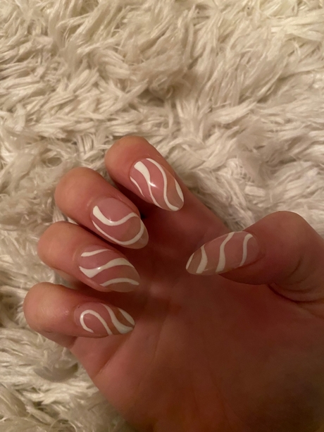 simple-nail-designs-white-53_16 Modele simple de unghii alb