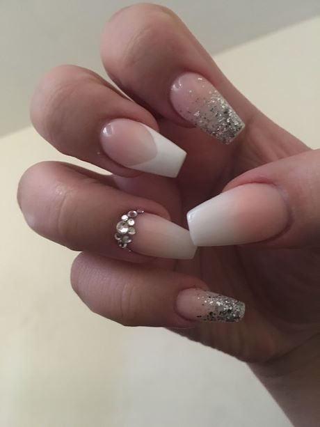 white-tip-nail-designs-with-glitter-77_4 Modele de unghii cu vârf alb cu sclipici
