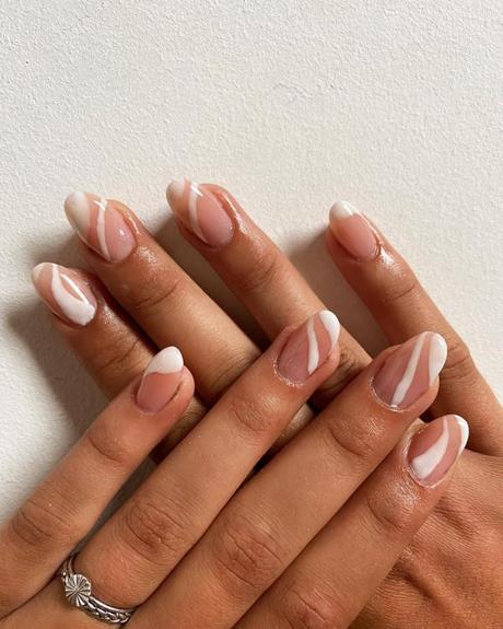 white-tip-with-design-nails-30_7 Sfat alb cu unghii de design