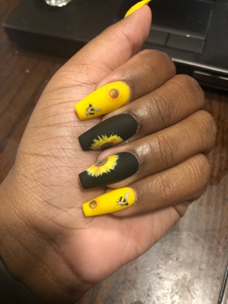 yellow-and-black-nail-art-designs-16_3 Modele de unghii galben și negru
