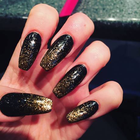 black-acrylic-nails-with-gold-53_5 Unghii acrilice negre cu aur