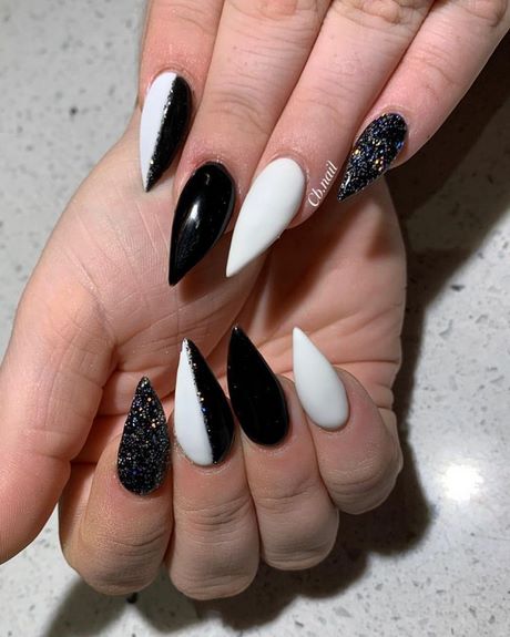 cute-black-acrylic-nails-85_16 Drăguț unghii acrilice negre