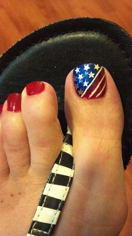 4th-of-july-toe-nail-designs-94_11 4 iulie modele de unghii de la picioare